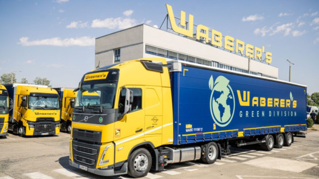 Waberer's kamion áll a Waberer's telephelye előtt.